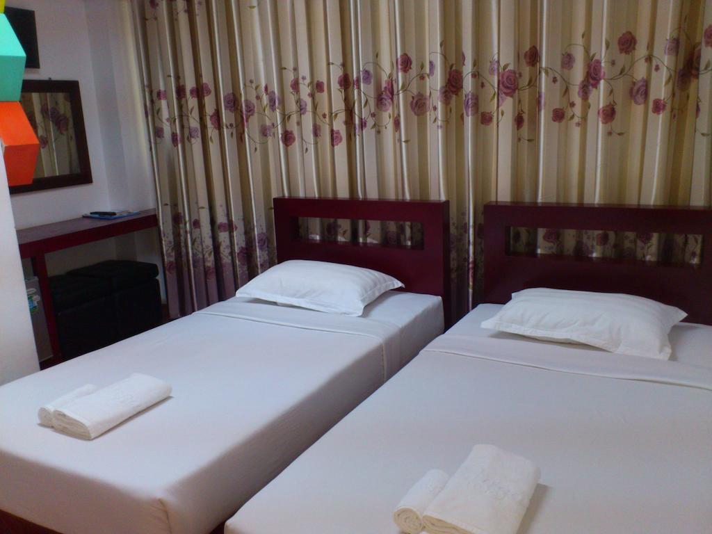 Agga Youth Hotel Янгон Номер фото