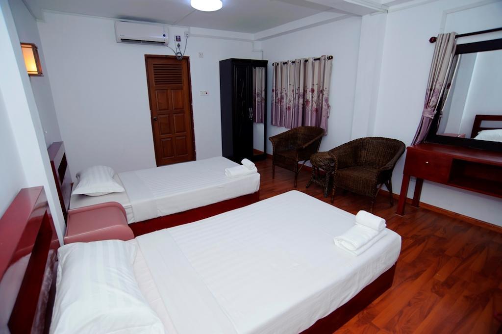 Agga Youth Hotel Янгон Номер фото