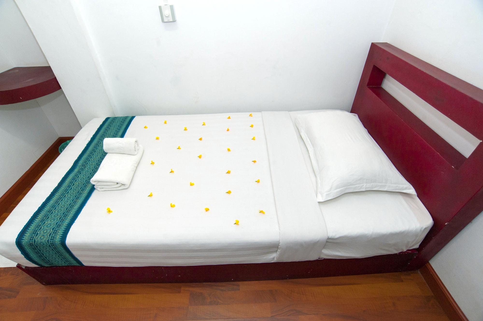 Agga Youth Hotel Янгон Экстерьер фото