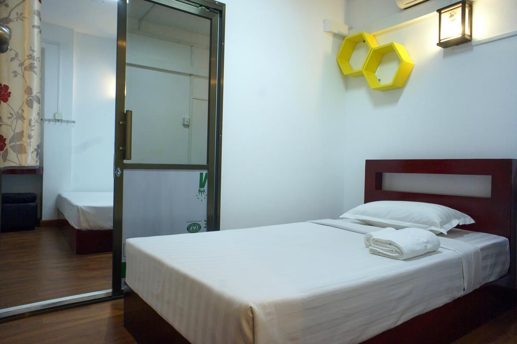Agga Youth Hotel Янгон Экстерьер фото