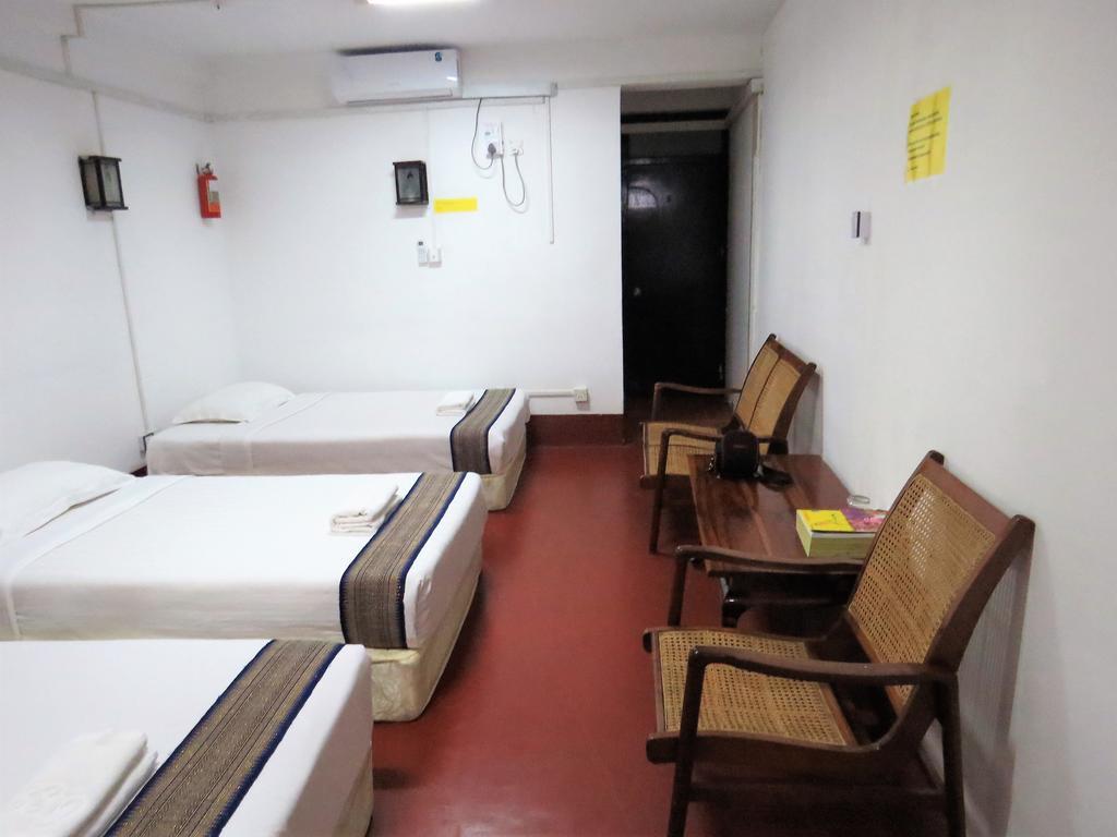 Agga Youth Hotel Янгон Экстерьер фото