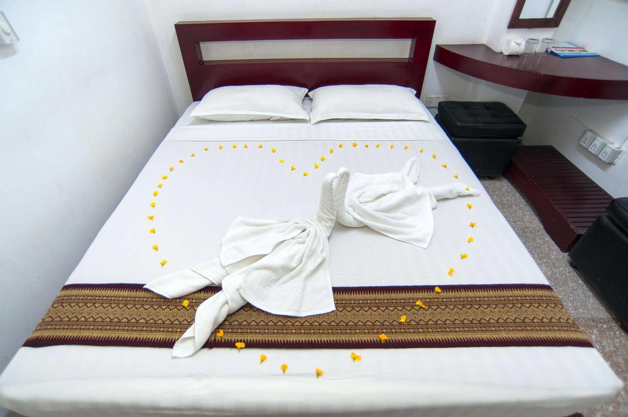Agga Youth Hotel Янгон Экстерьер фото
