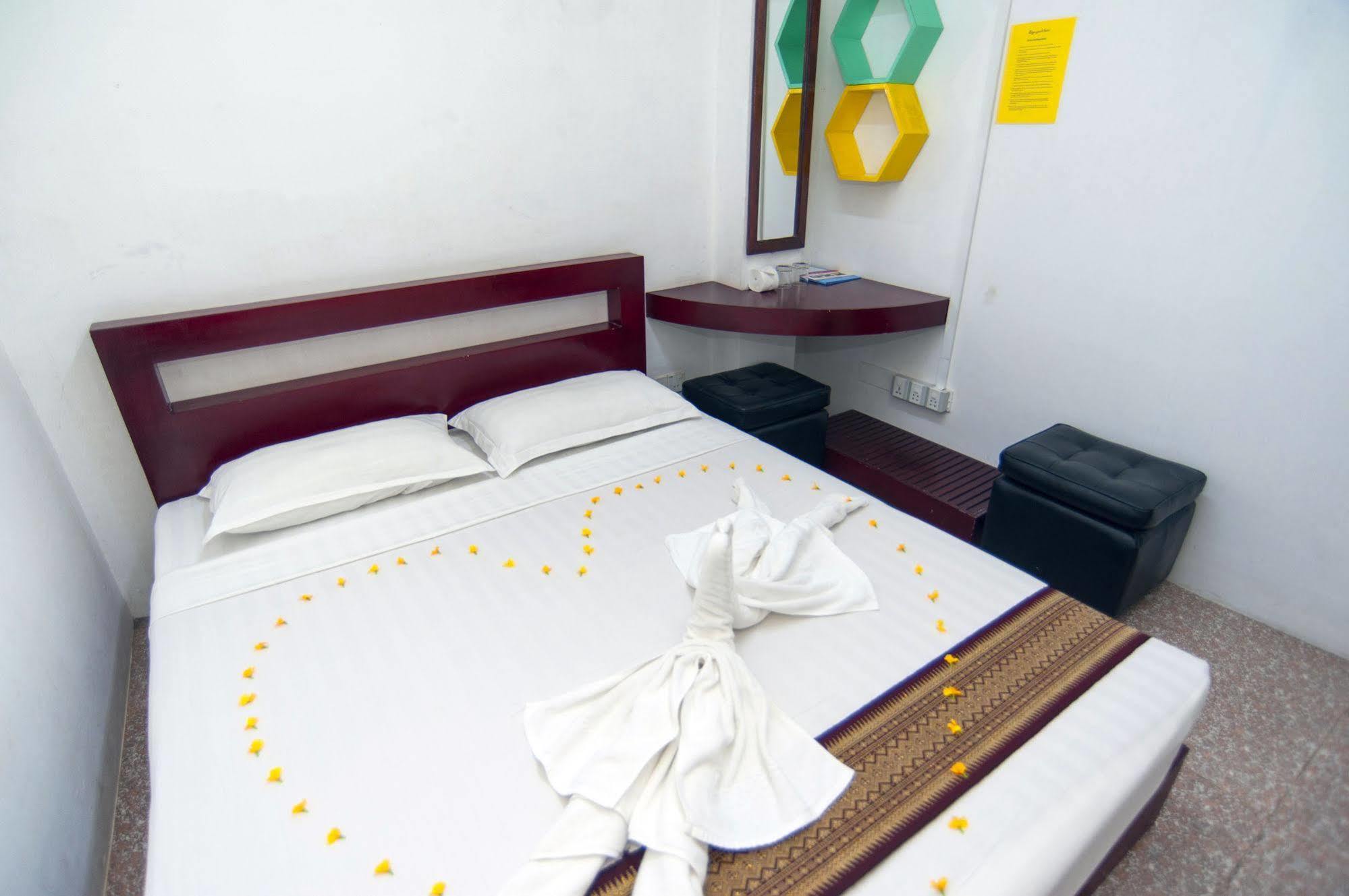 Agga Youth Hotel Янгон Экстерьер фото
